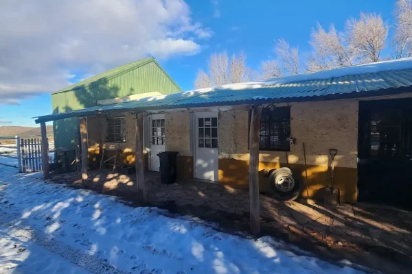 Casa rural típica con galpón anexo en el campo en venta en Chubut, Patagonia.