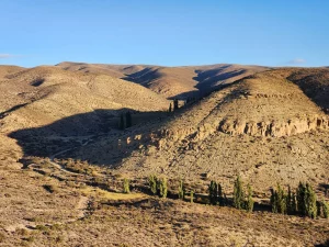 Vista panorámica del paisaje serrano dentro del campo en venta en Chubut, Patagonia.