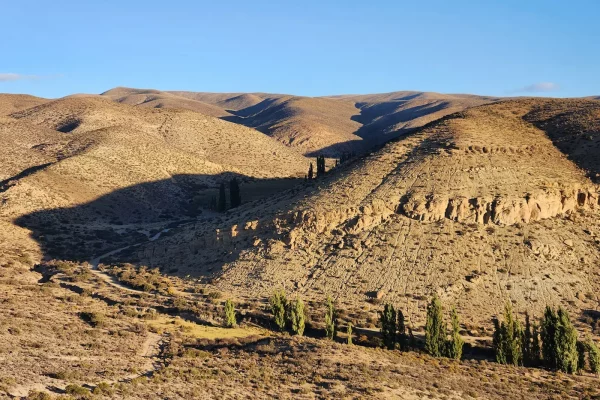 Vista panorámica del paisaje serrano dentro del campo en venta en Chubut, Patagonia.