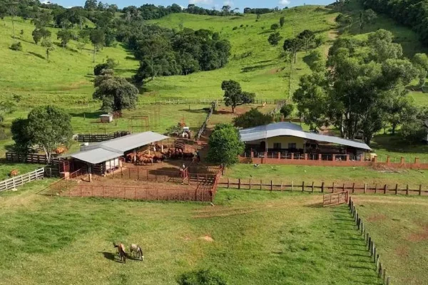 Vista aérea del casco y corrales de un campo ganadero en Misiones con laderas verdes