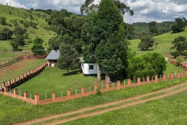 Vivienda rural rodeada de naturaleza en campo de Misiones