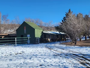Casa principal en campo en venta en Chubut, Patagonia, con paisaje nevado – Rural Argentina Venta de Campos.