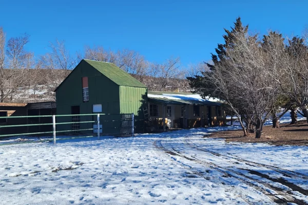 Casa principal en campo en venta en Chubut, Patagonia, con paisaje nevado – Rural Argentina Venta de Campos.