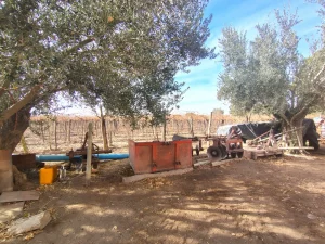 equipamiento agrícola y maquinaria en finca vitivinícola en Mendoza