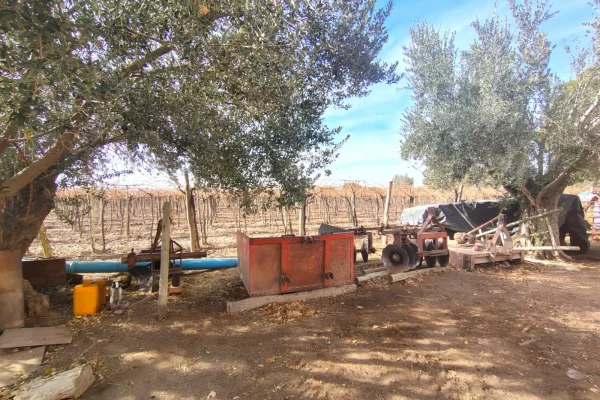 equipamiento agrícola y maquinaria en finca vitivinícola en Mendoza