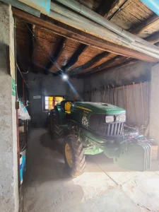 tractor john deere en galpón de finca vitivinícola en Mendoza