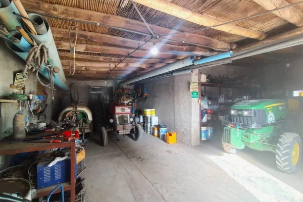 Taller y maquinarias agrícolas en finca vitivinícola en Mendoza, con tractores y herramientas de mantenimiento