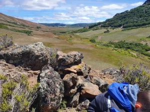 Vista panorámica desde mirador natural en finca de Patagonia. 