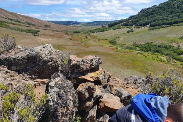 Vista panorámica desde mirador natural en finca de Patagonia. 