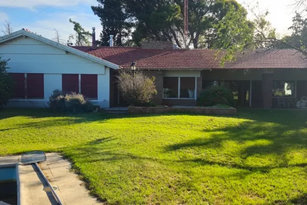 Fachada de casa principal con parque en finca rural en Buenos Aires .