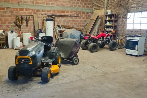 Interior del galpón con maquinaria y herramientas en finca rural en Buenos Aires.