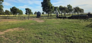 Silos y corrales con maquinaria en finca rural en Buenos Aires, 