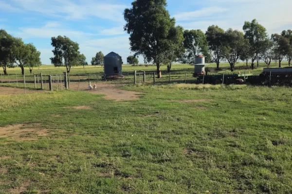 Silos y corrales con maquinaria en finca rural en Buenos Aires, 