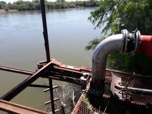 Captación de agua desde el Río Negro para riego agrícola en campo de Patagonia Argentina.