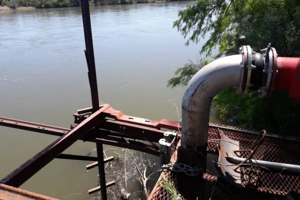 Captación de agua desde el Río Negro para riego agrícola en campo de Patagonia Argentina.