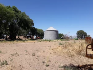 Infraestructura agrícola y silo en campo productivo en Río Negro Patagonia Argentina.