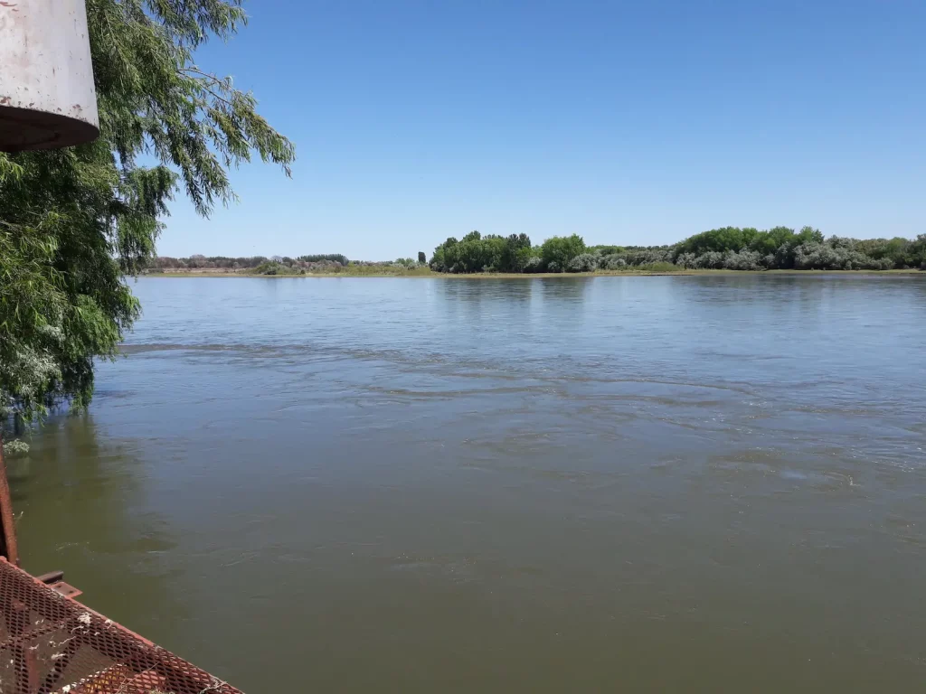 Costa del Río Negro en Patagonia Argentina fuente de agua permanente para riego agrícola