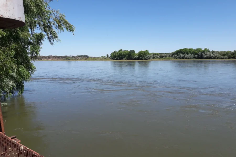 Costa del Río Negro en Patagonia Argentina fuente de agua permanente para riego agrícola