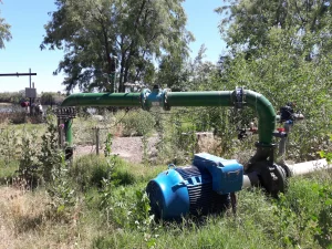 Sistema de bombeo de agua desde el Río Negro para riego agrícola en Patagonia Argentina.