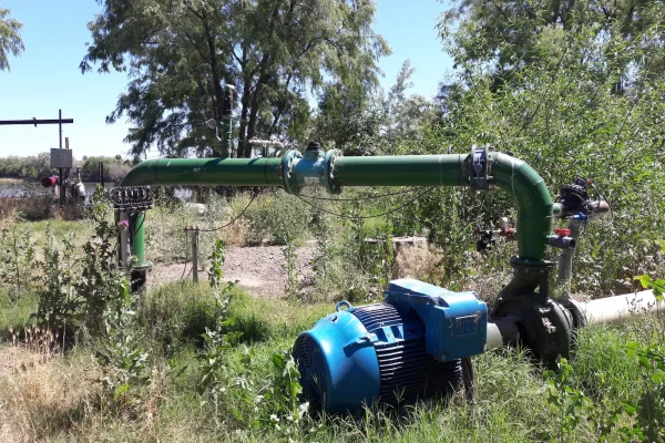 Sistema de bombeo de agua desde el Río Negro para riego agrícola en Patagonia Argentina.