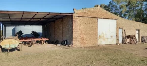 Galpón y maquinaria agrícola en campo Algarrobo Buenos Aires. 