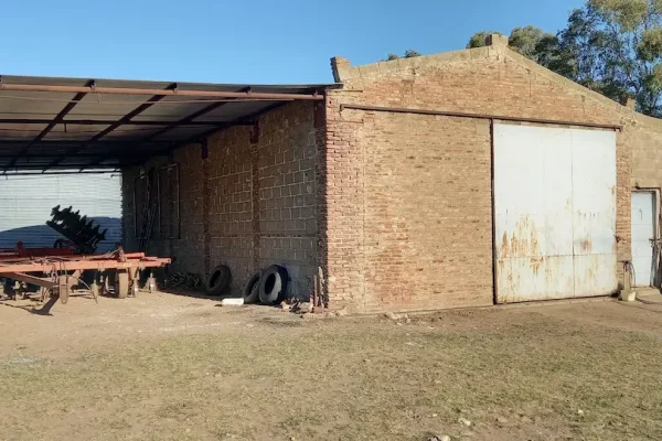 Galpón y maquinaria agrícola en campo Algarrobo Buenos Aires. 