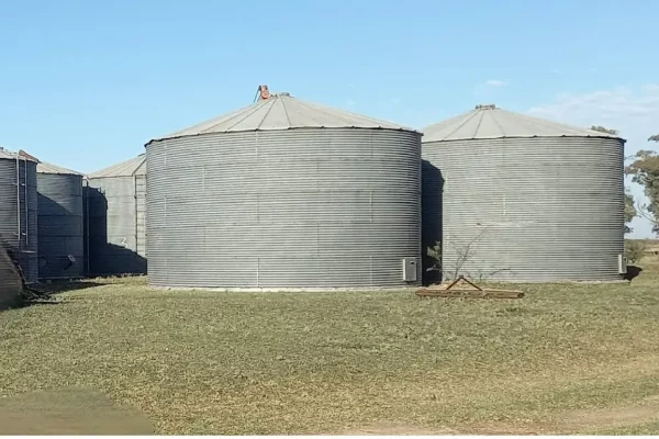 Silos agrícolas en establecimiento rural en Algarrobo Buenos Aires. 